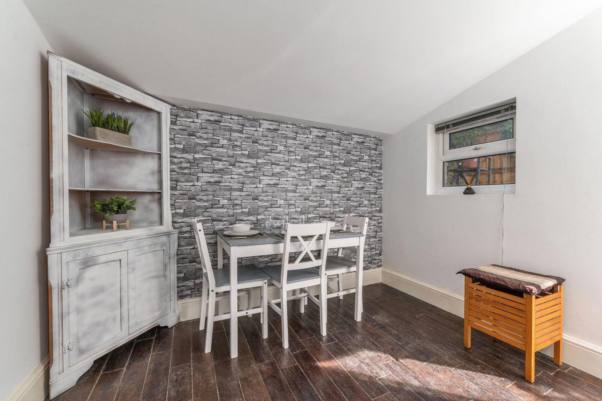 Апартаменты Stylish By Eye With A Small Garden *