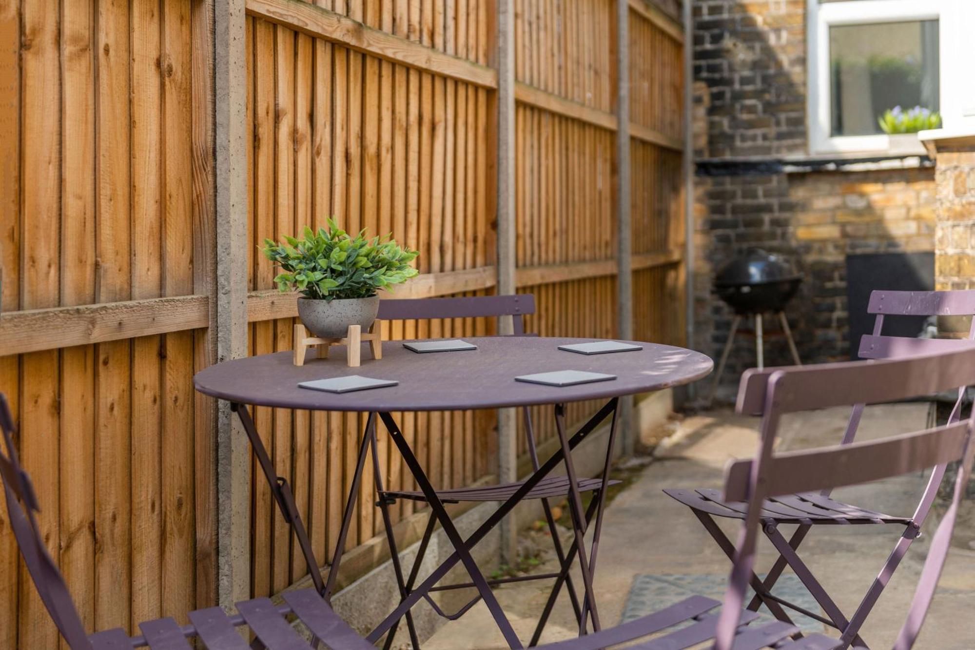 Апартаменты Stylish By Eye With A Small Garden *