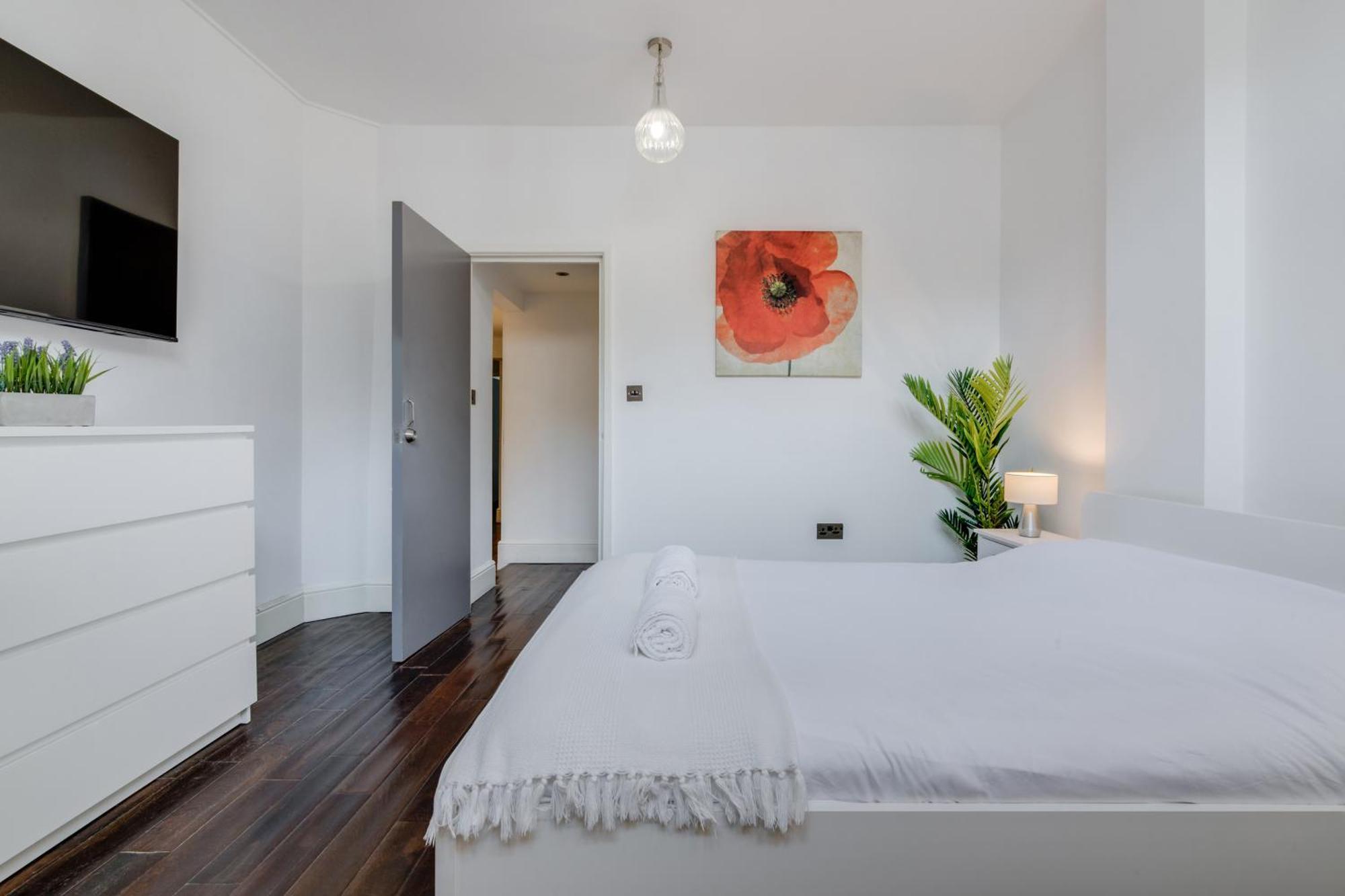 Stylish By Eye With A Small Garden Лондон